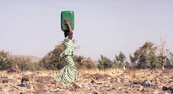 In Africa, per ottenere a acqua potabile sicura è spesso necessario percorrere molti kilometri