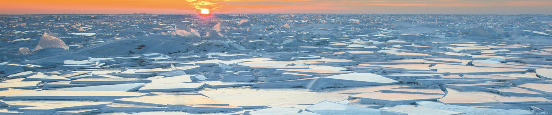 Alba sul lago ghiacciato Peipsi, in Estonia: paesaggi suggestivi che il riscaldamento globale potrebbe far scomparire per sempre