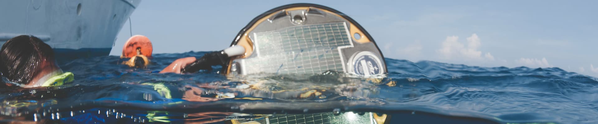 Con un indicatore a energia solare si misura la temperatura del mare