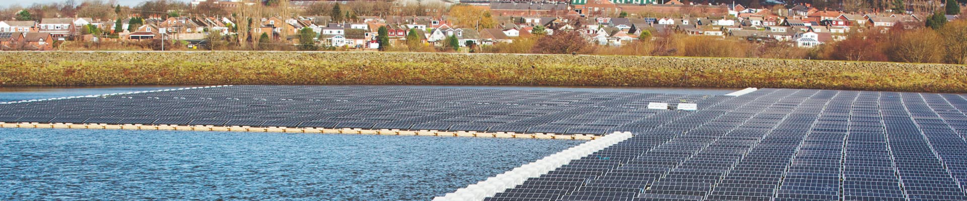 In Inghilterra migliaia di pannelli fotovoltaici su uno specchio d’acqua formano una fattoria solare galleggiante, un progetto innovativo per sfruttare l’energia del sole