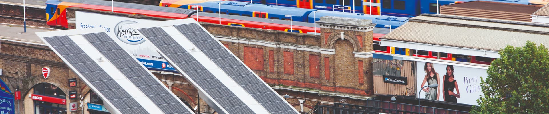 L’utilizzo di pannelli solari fornisce energia pulita per un terzo del fabbisogno energetico della stazione degli autobus di Vauxhall a Londra
