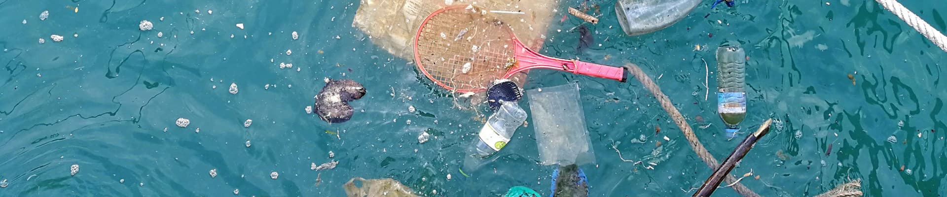 Isole di plastica e immondizia galleggiano sugli oceani